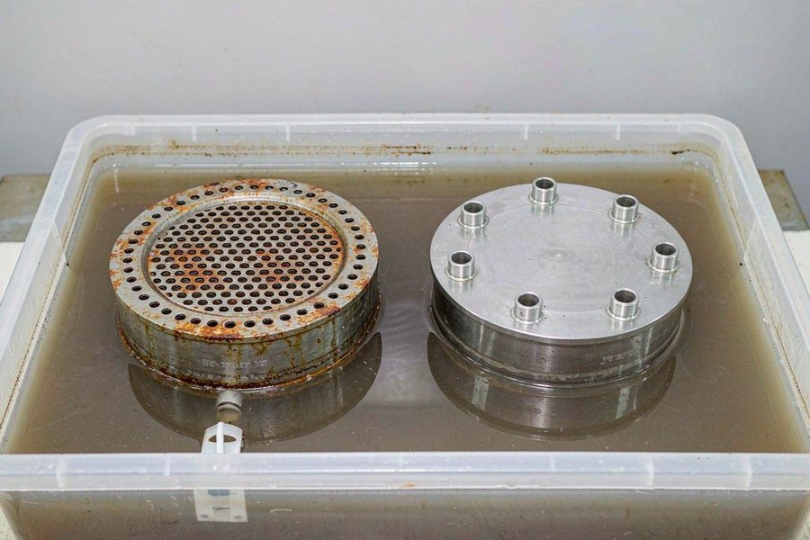 同一介质下 316L 滤芯已锈穿、镍基合金滤芯完好 · 浸泡对比实拍