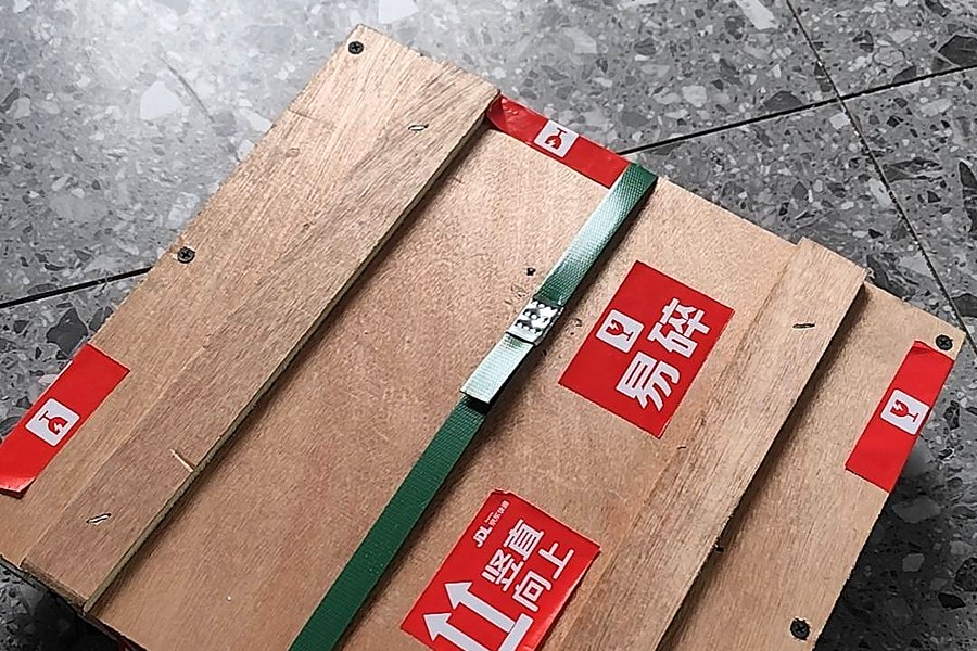 烧结板木箱打包实拍：易碎与向上标识、打包带固定